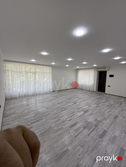 Geniş və işıqlı otaq icarəyə/verilir. Xüsusiyyətlər: - Böyük sahəli