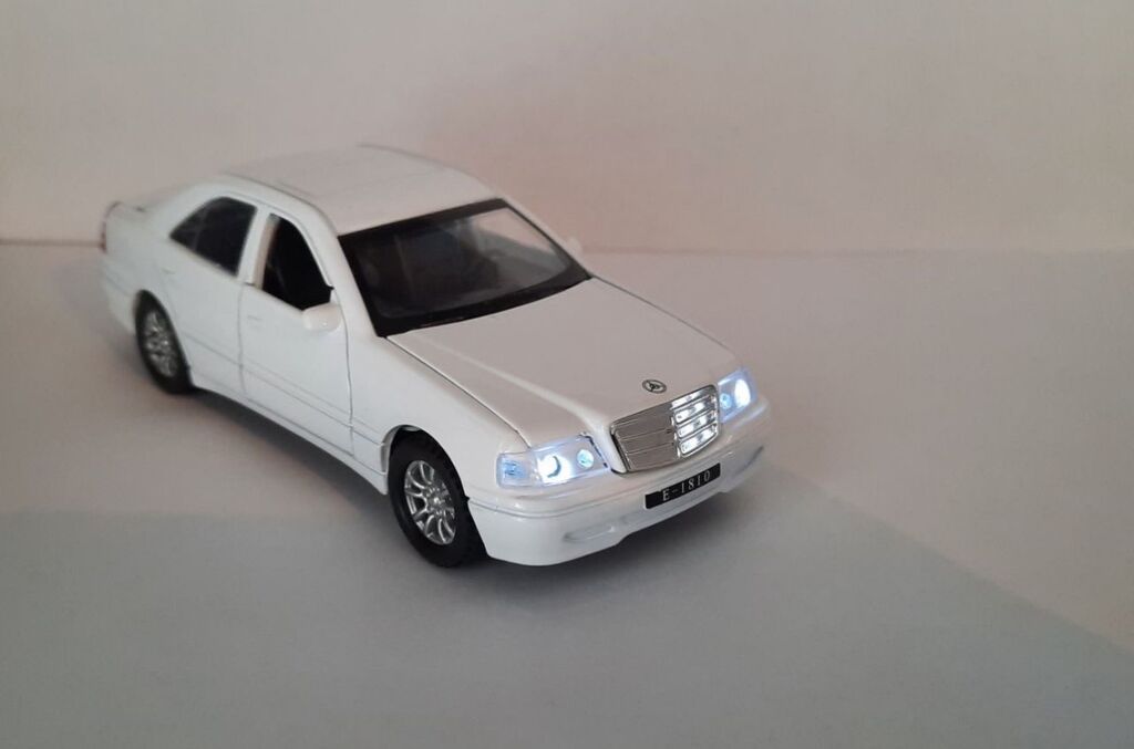 Miqyaslı modellər – işıqlı sedan avtomobil - Tip: Kolleksiya üçün — Oyuncaq nəqliyyatı, Bakı (5)