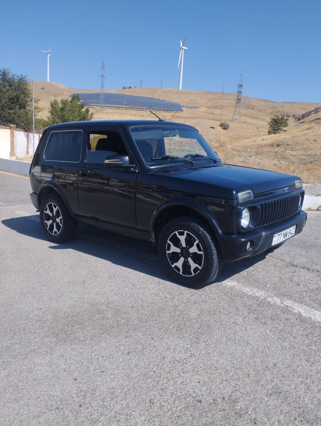 Lada Niva 4x4, qara rəngdə, 3 qapılı ofrout tipli SUV. Əsas — Avtomobillər, Bakı (5)