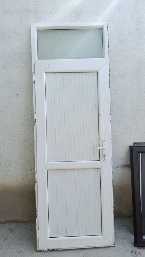 PVC giriş qapısı 2ci əl - Material: ağ rəngli PVC profil - Üst hissə — Şəki