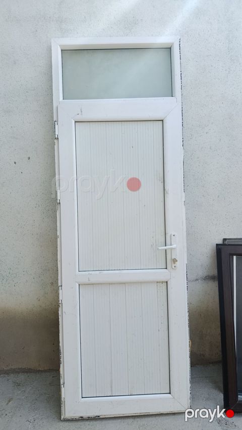 PVC giriş qapısı 2ci əl - Material: ağ rəngli PVC profil - Üst hissə