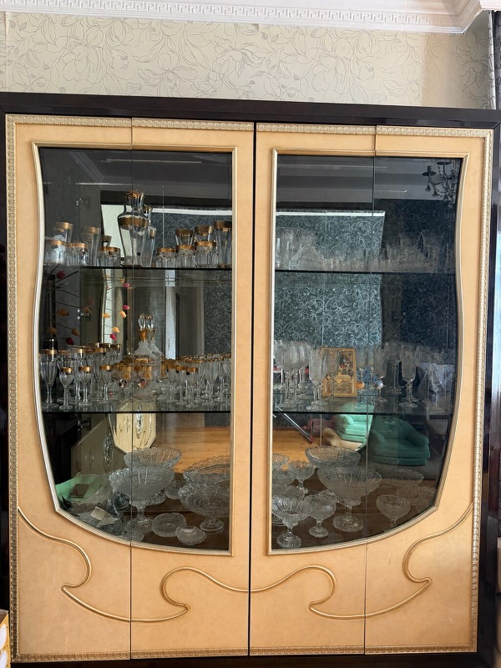 Şüşəli dolab vitrini, İşlənmiş, Ünvandan götürmə — Vitrini, Digah