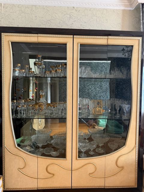 Şüşəli dolab vitrini, İşlənmiş, Ünvandan götürmə — Digah