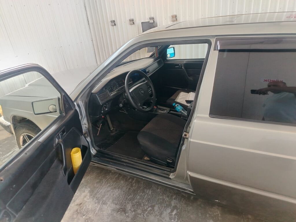 Mercedes-Benz sedan (W201 190 seriyası) Xüsusiyyətlər: - Kuzov: 4 — Avtomobillər, Bakı (5)