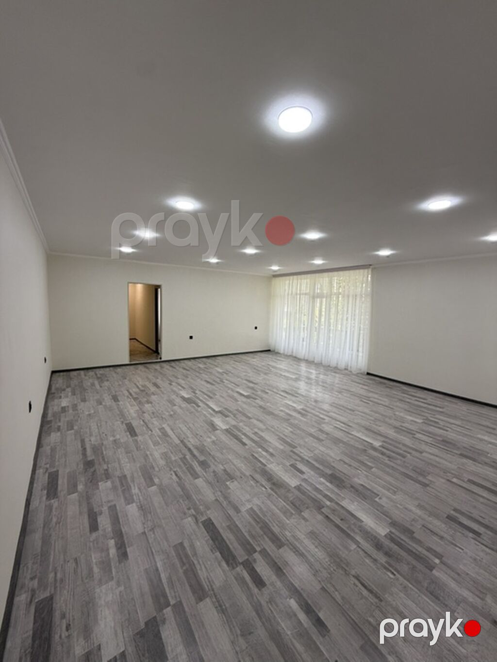 Geniş və işıqlı otaq icarəyə/verilir. Xüsusiyyətlər: - Böyük sahəli — Ofis, Bakı (3)