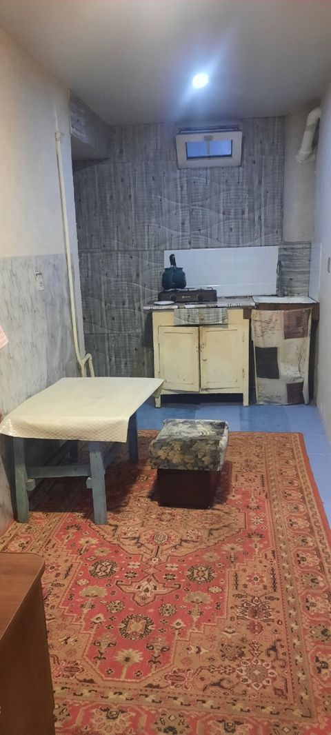 Açıq mətbəx küncü: iki gözlü qaz plitəsi, tezgah, lavabo, üstü — Sumqayıt