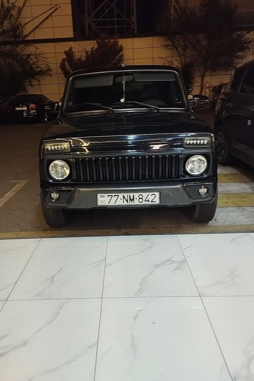 Lada Niva 4x4, qara rəngdə, 3 qapılı ofrout tipli SUV. Əsas — Avtomobillər, Bakı (10)