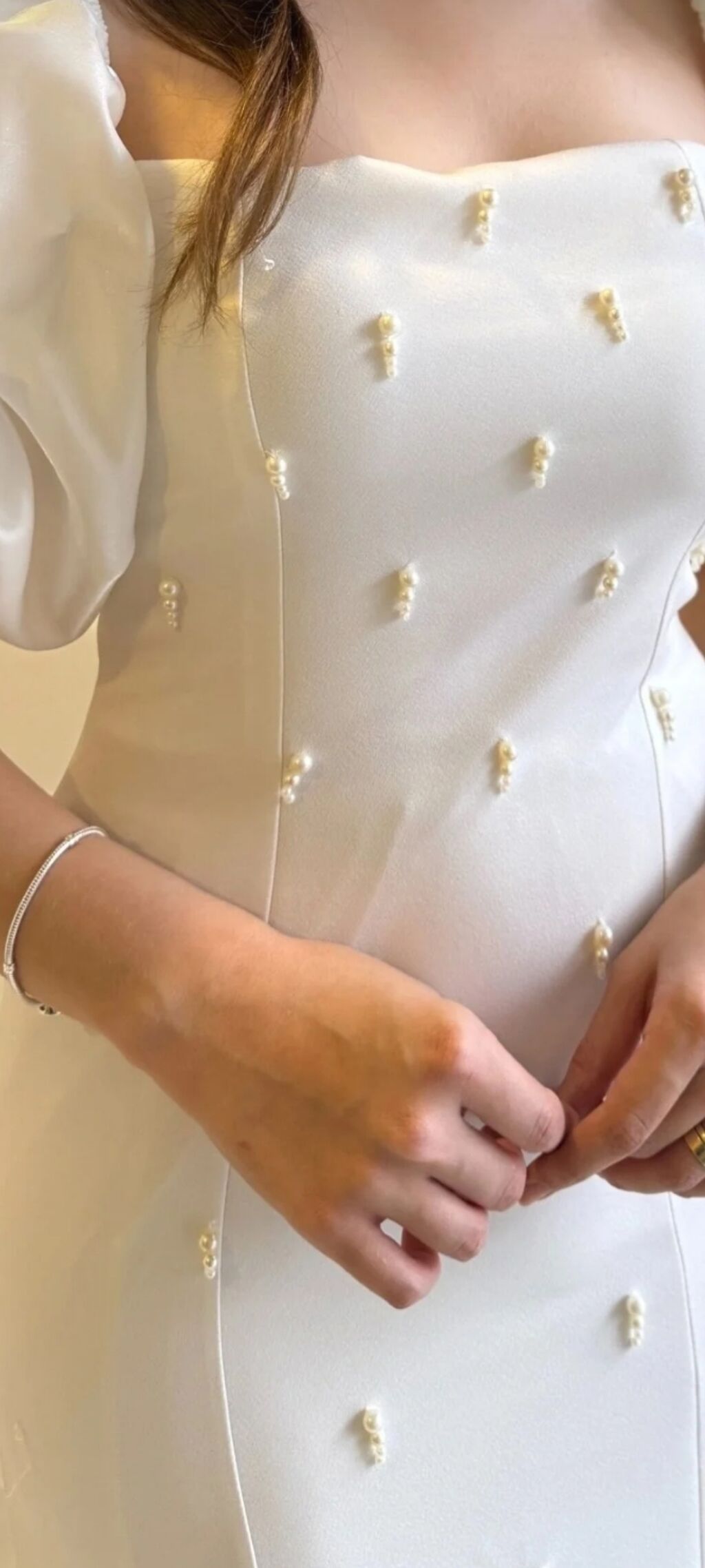 Ağ rəngli, zərif və eleqant uzun qadın libası. Model bədənə oturan — Axşam paltarları, Xırdalan (3)