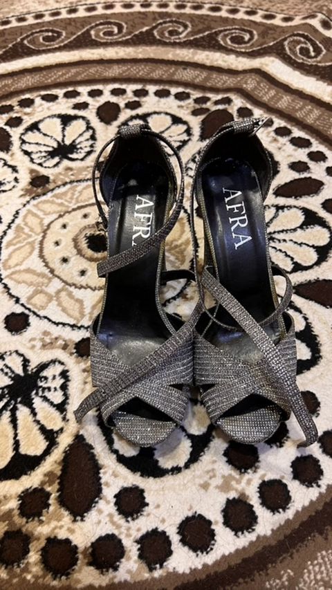 Afra qadın ayaqqabısı – parıltılı gümüşü rəngdə platformalı sandal. 1 — Xırdalan