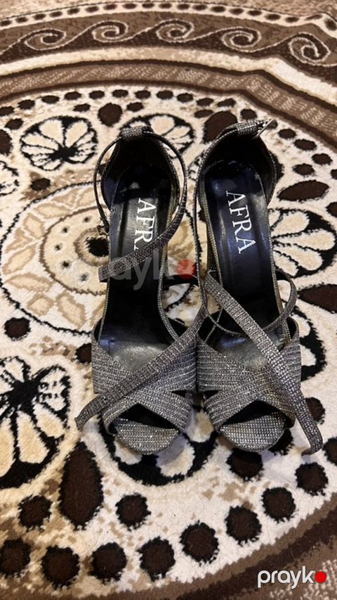 Afra qadın ayaqqabısı – parıltılı gümüşü rəngdə platformalı sandal. 1 — Xırdalan