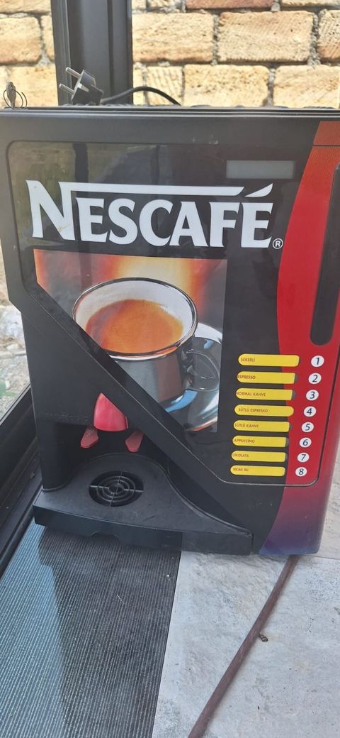 Nescafé avtomat kofe aparatı - Brendli vending tipli isti içki — Bakı
