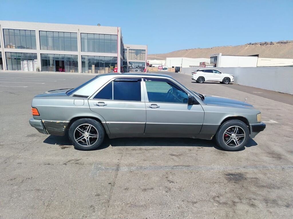 Mercedes-Benz sedan (W201 190 seriyası) Xüsusiyyətlər: - Kuzov: 4 — Avtomobillər, Bakı (9)