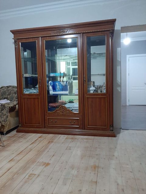 Klassik üslubda vitrinli bufet - Material: taxta karkas, qoz rəngli — Bakı