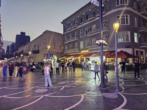 Satılır 4 otaqlı köhnə tikili 140 m² — Bakı