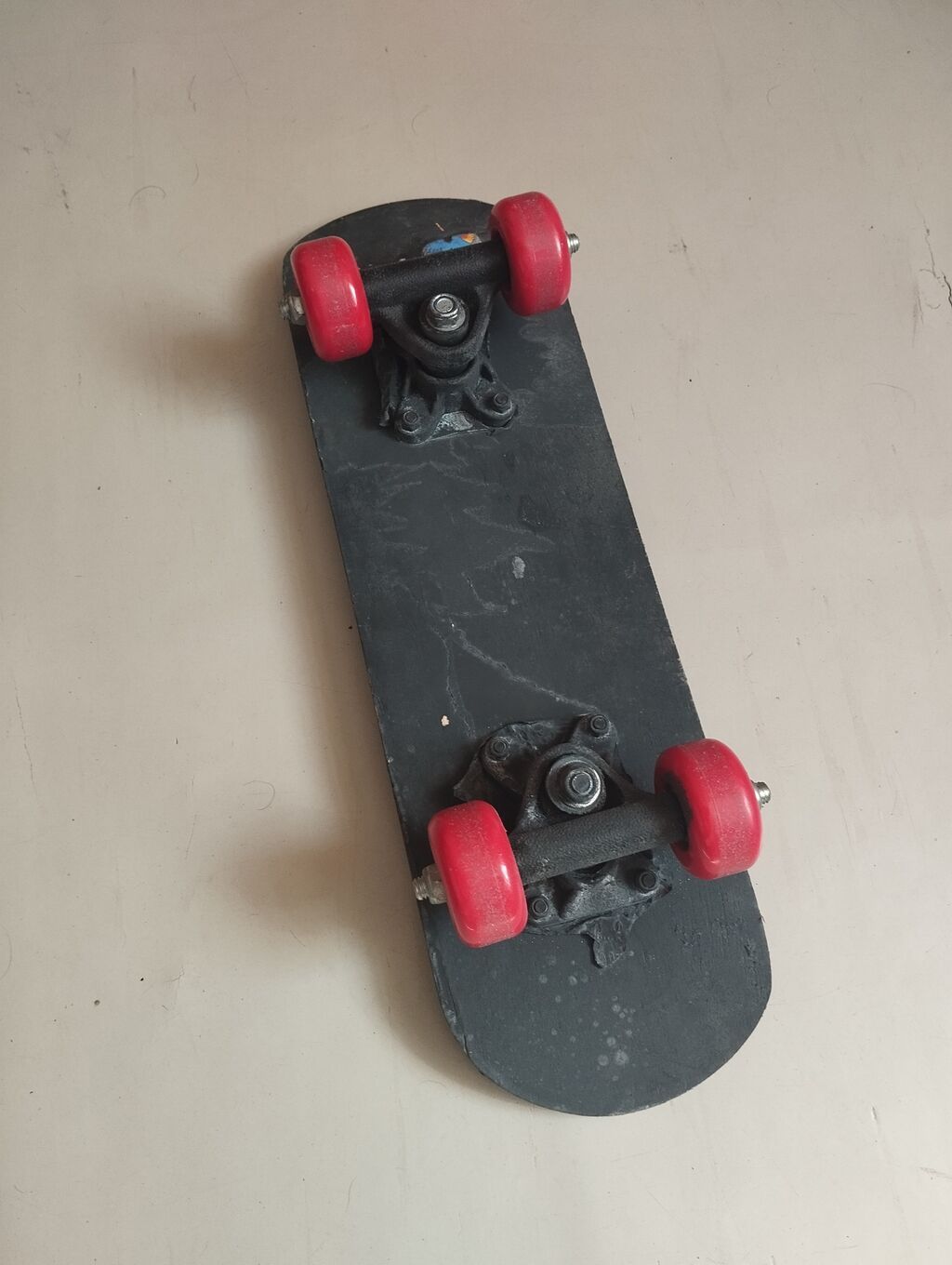 Mini skeytbord (barmaq skeyti/tech deck tipli) – qara gövdə və qırmızı — Skeytbordlar, Sumqayıt (2)