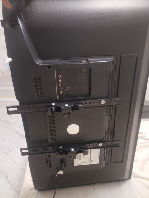 Samsung LED televizor, təxmini 40–43 düym ekran ölçüsü. Arxa paneldə — Xırdalan