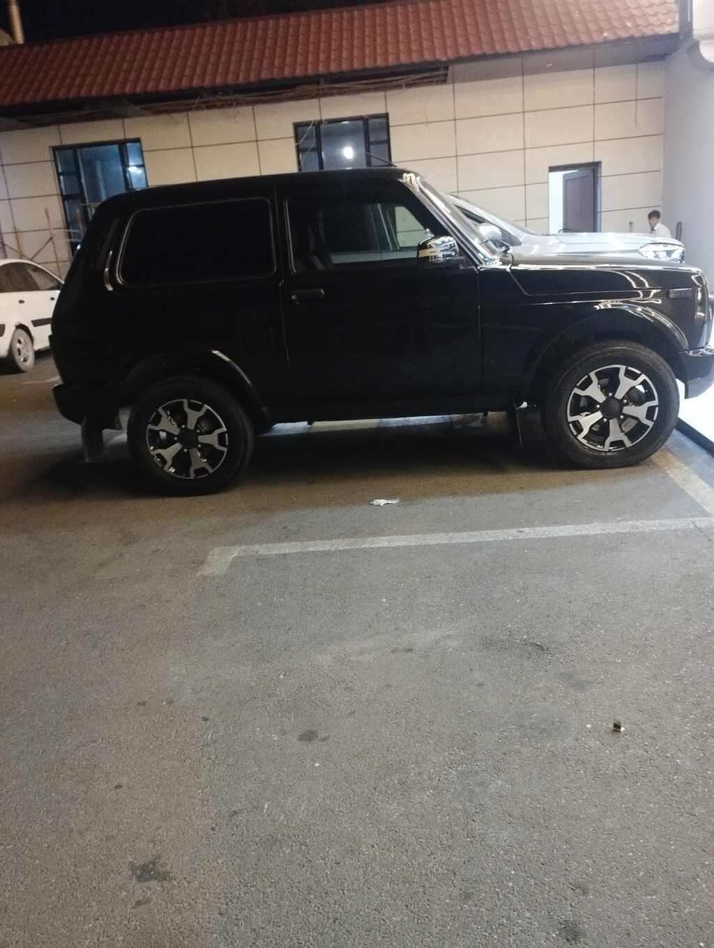 Lada Niva 4x4, qara rəng, 3 qapılı kuzov. Əsas xüsusiyyətlər: - Tam — Avtomobillər, Şamaxı (9)