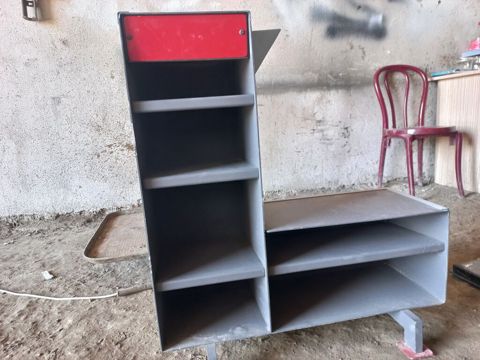 Metaldan hazirlanmiş gul qoymaq ucun vetrin — Mehdiabad