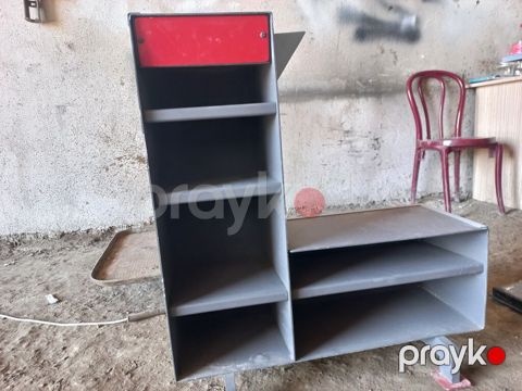 Metaldan hazirlanmiş gul qoymaq ucun vetrin — Mehdiabad
