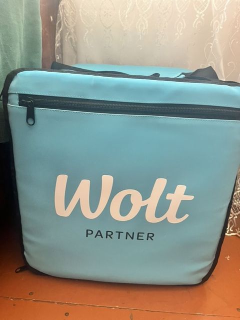 Wolt Partner çatdırılma çantası - Rəng: açıq mavi, üzərində “Wolt — Bakı