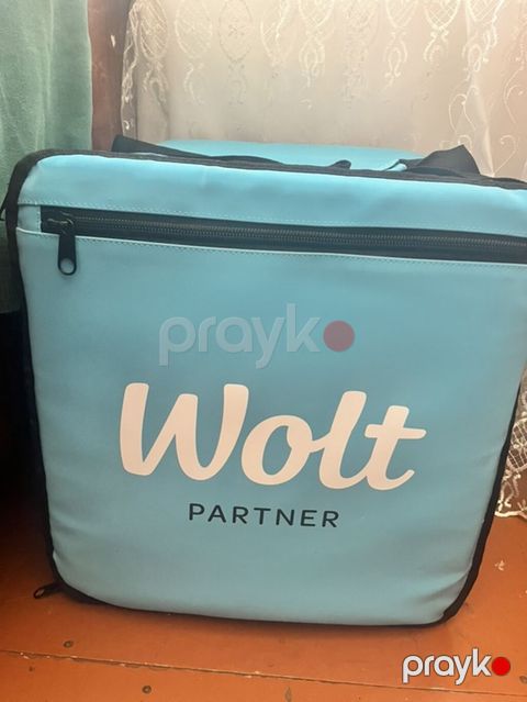 Wolt Partner çatdırılma çantası - Rəng: açıq mavi, üzərində “Wolt — Bakı