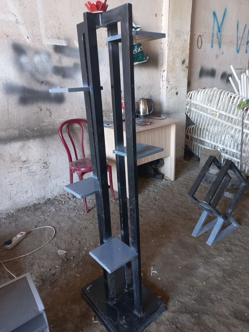Metaldan hazirlanmiş gul qoymaq ucun vetrin — Vitrini, Mehdiabad (2)