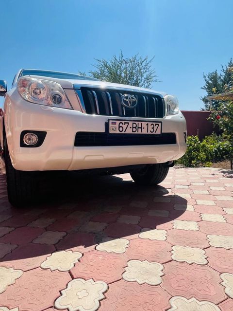 Toyota Land Cruiser Prado, ağ rəng, 5 qapı, tam ölçülü SUV — Naxçıvan