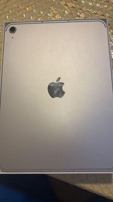 Apple iPad planşet - Rəng: gümüşü/alüminium gövdə - Arxa kamera: tək — Qobu
