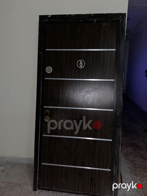 Metall giriş qapısı satılı ev remont olub deye qapı deyişilib