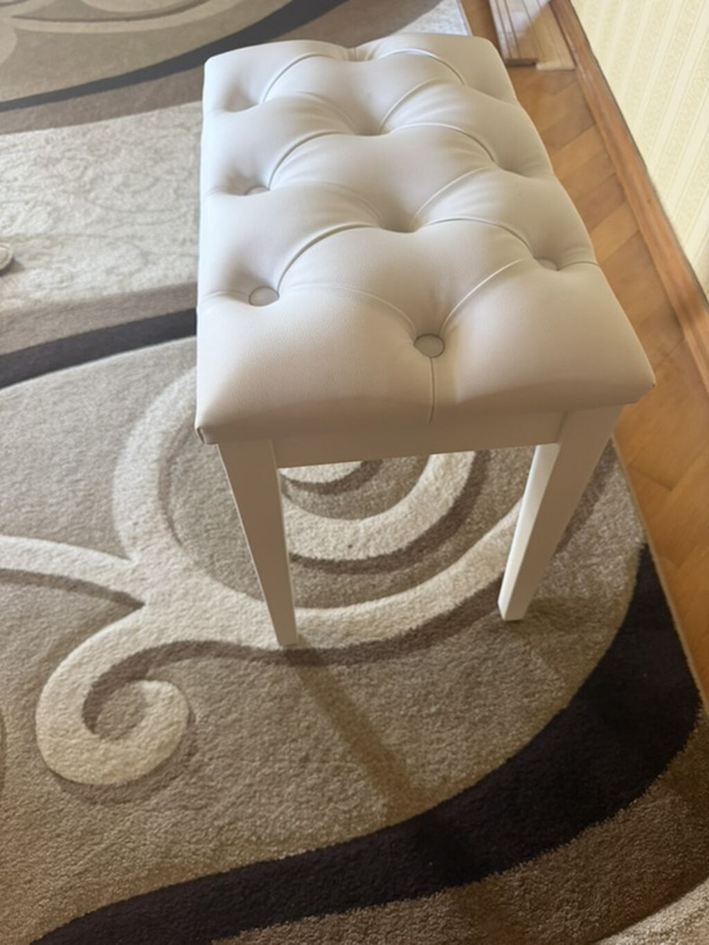 Ağ rəngdə yumşaq oturacaqli puf/taburet. - Material: parça kimi — Puflər və banketlər, Digah (2)