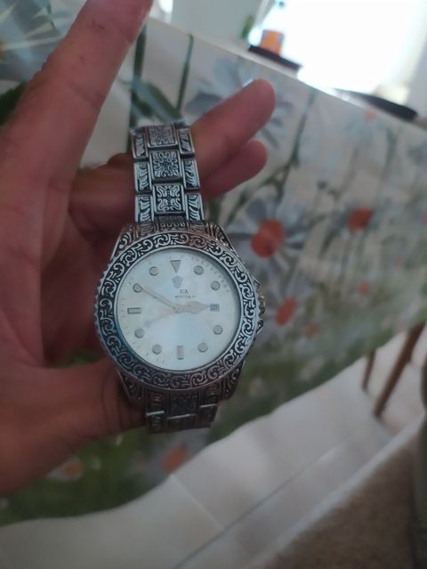 Məhsul: Naxışlı metal qol saatı Təsvir: - Klassik dairəvi korpus və — Wristwatches