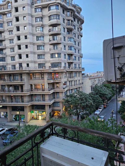 Satılır 6 otaqlı köhnə tikili 240 m² — Bakı