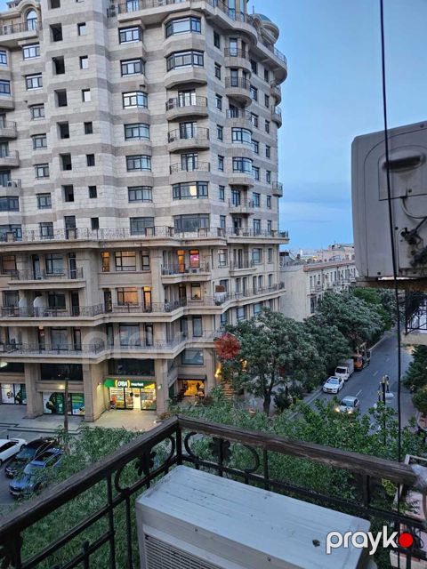 Satılır 6 otaqlı köhnə tikili 240 m²