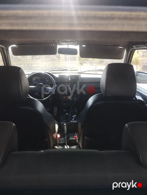 Lada Niva 4x4, qara rəngdə, 3 qapılı ofrout tipli SUV. Əsas