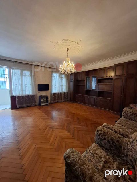 Satılır 4 otaqlı köhnə tikili 110 m²