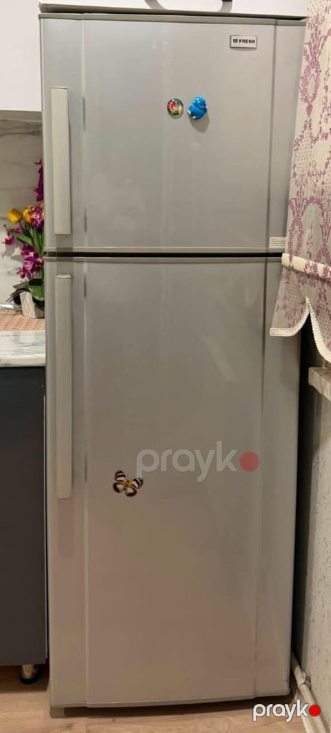 Soyuducu 350azn satılır. Ölçü 1,64×0,60 nofrostdu. Ünvan Saray — Bakı