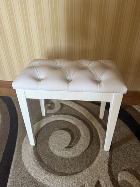 Ağ rəngdə yumşaq oturacaqli puf/taburet. - Material: parça kimi — Digah