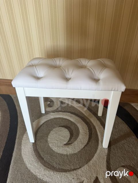 Ağ rəngli oturacaq/bench - Klassik dizayn: düyməli kapitone üslubunda — Digah
