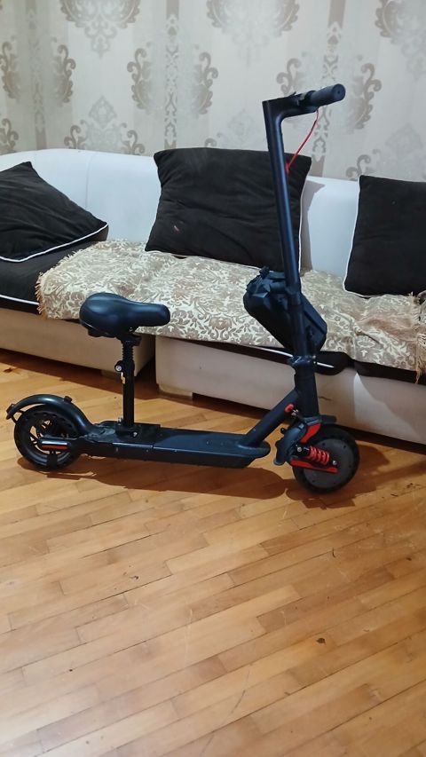 Oturacaqlı elektrik skuter - Rəng: qara - Qatlana bilən konstruksiya — Bakı