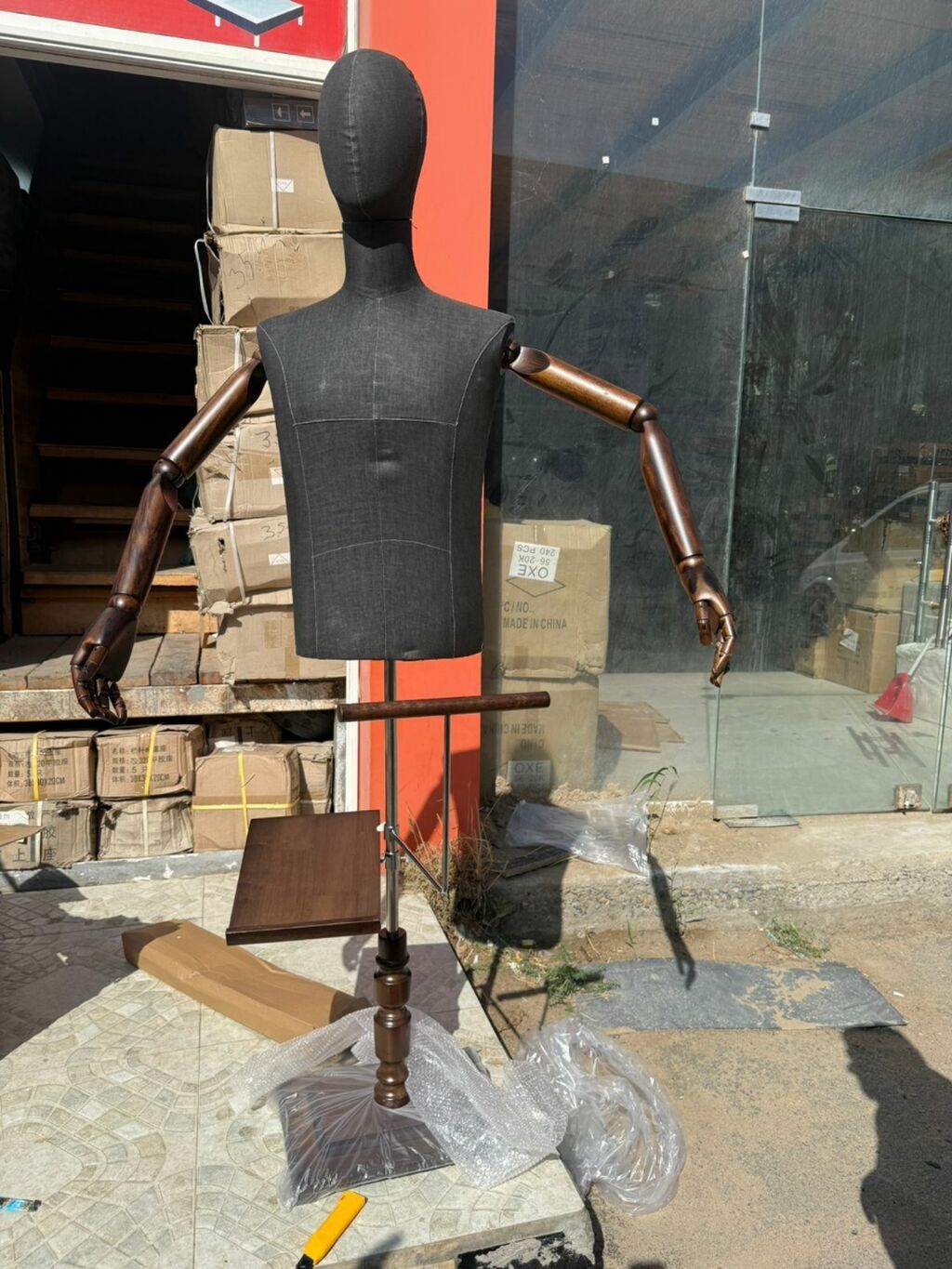 Kişi, Qara, Çin — Maneken, Masazır (4)