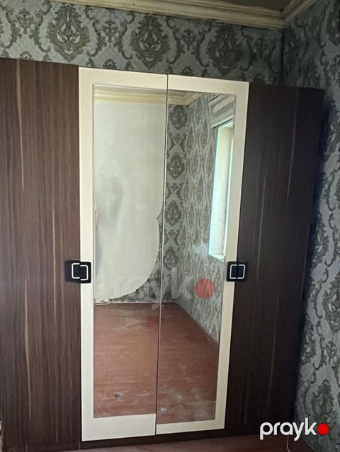 Güzgülü iki qapılı şkaf - Material: laminat ağac teksturası, ön
