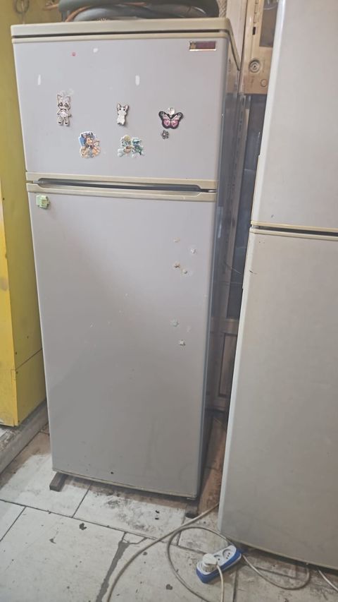 İkiqapılı soyuducu - Yuxarıda dondurucu, aşağıda əsas soyutma bölməsi — Bakı