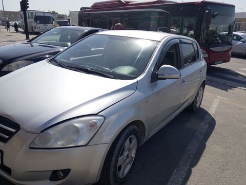 Kia cee’d hatchback - Gümüşü rəngli 5 qapılı kuzov - Önliyədrişli — Digah