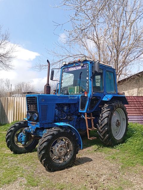 Mavi rəngli MTZ/Minsk tipli təkərli traktor - Güclü dizel mühərrik — Bakı