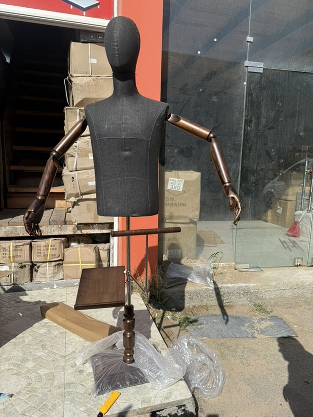 Kişi, Qara, Çin — Maneken, Masazır (4)