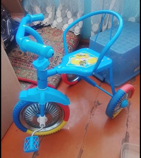 Uşaq üçtəkərli velosipedi - Rəng: mavi gövdə, təkərlərdə — Bakı