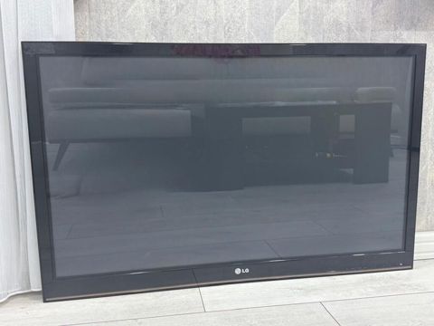LG televizor - Brend: LG - Ekran diaqonalı: təxminən 42–47 düym — Televisions