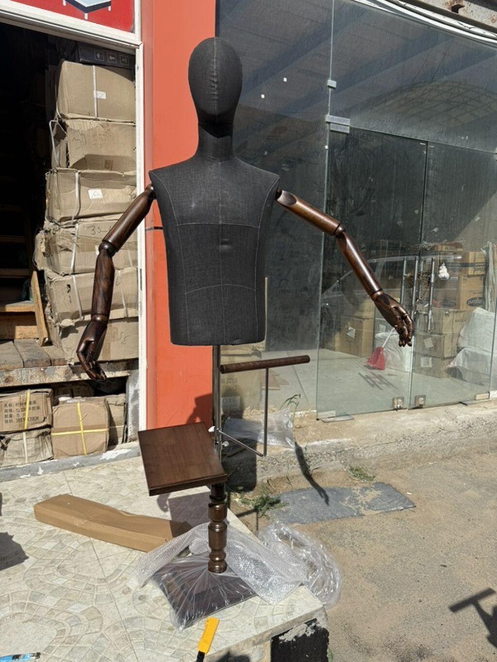 Kişi, Qara, Çin — Maneken, Masazır (3)