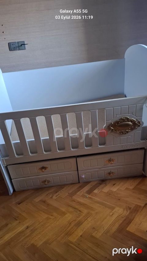 Uşaq beşiyi – qızılı detallar və çekmecəli baza - Rəng: ağ, dekorativ — Bakı