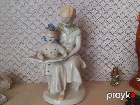 Статуэтка Первая книга. Полонное Украина. Высота 22 см. Цена 50 манат — Bakı
